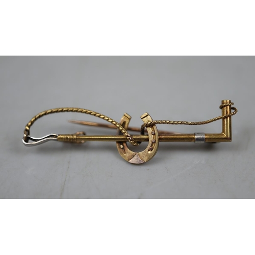 67 - 15ct gold riding crop brooch - Approx weight: 3.15g