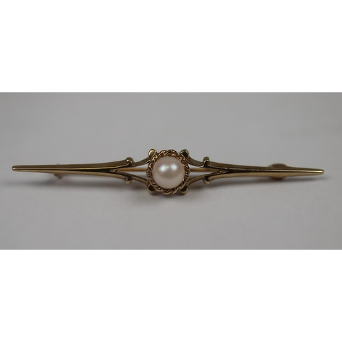 91 - 9ct gold pearl set brooch