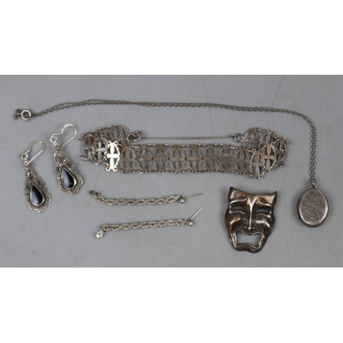 92 - Collection of silver jewellery