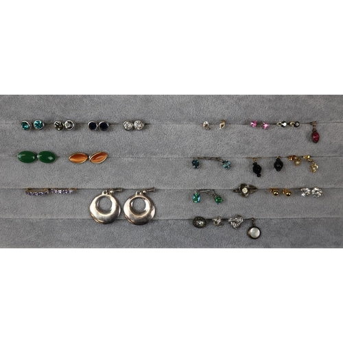 98 - Collection of earrings to include silver