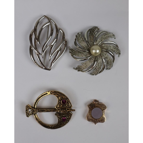 101 - Collection of brooches to include a silver pendant 