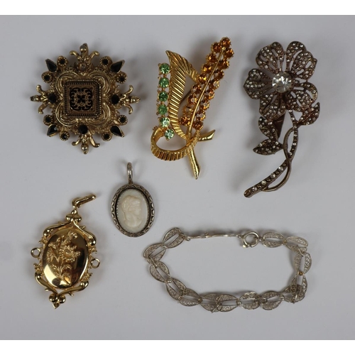 101 - Collection of brooches to include a silver pendant 