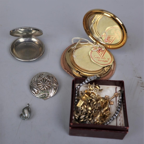 119 - Vintage collectables to include compacts watches etc