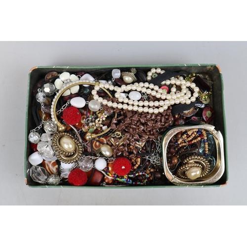 121 - Collection of costume jewellery 