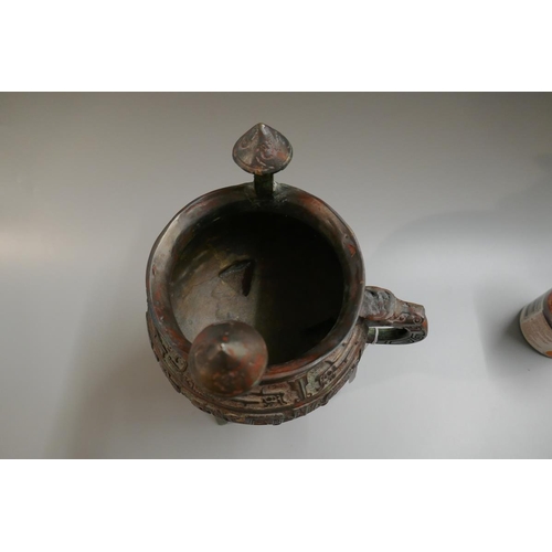 215 - Archaic bronze Ding cauldron well patterned - Approx height: 27cm