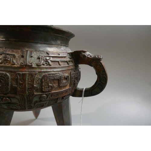 215 - Archaic bronze Ding cauldron well patterned - Approx height: 27cm