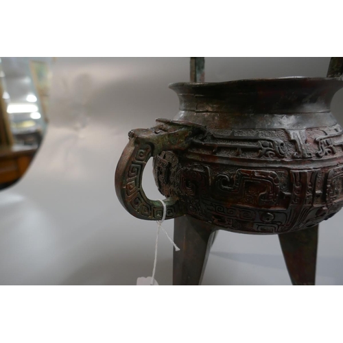 215 - Archaic bronze Ding cauldron well patterned - Approx height: 27cm