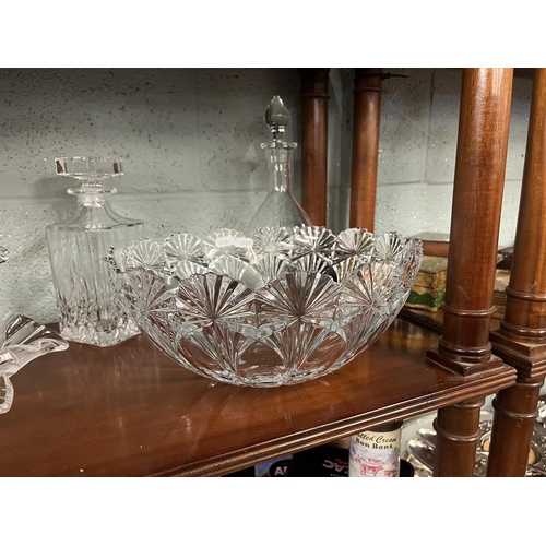 257 - Collection of glassware to include cake stand