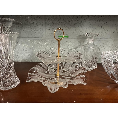 257 - Collection of glassware to include cake stand