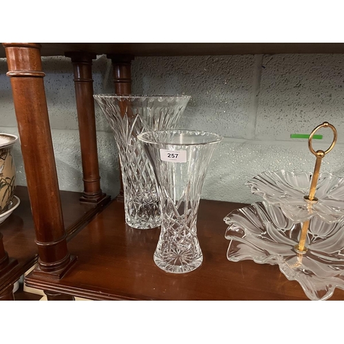 257 - Collection of glassware to include cake stand