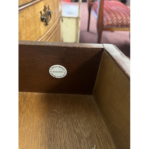 373 - Pair of good quality mahogany bow front chests of 4 drawers - Approx size W: 79cm D: 53cm H: 78cm