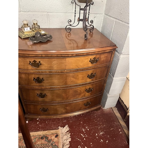 373 - Pair of good quality mahogany bow front chests of 4 drawers - Approx size W: 79cm D: 53cm H: 78cm