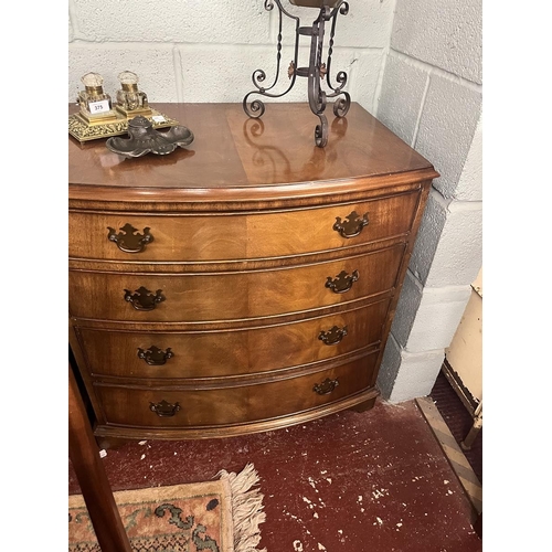 373 - Pair of good quality mahogany bow front chests of 4 drawers - Approx size W: 79cm D: 53cm H: 78cm