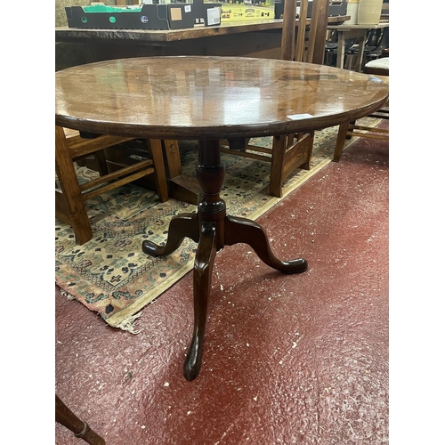 454 - Antique mahogany tilt top table