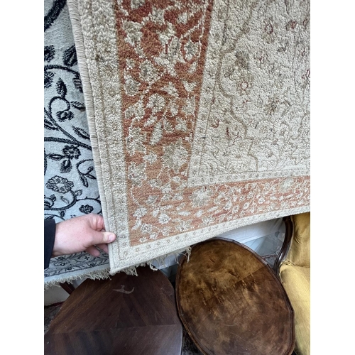 479 - Beige and red pattern rug