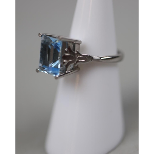 54 - 18ct white gold aquamarine set ring - Size L