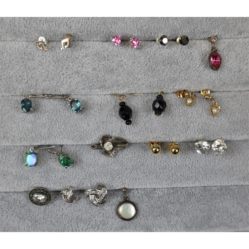 98 - Collection of earrings to include silver