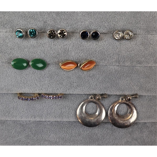 98 - Collection of earrings to include silver