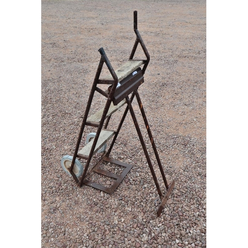 216 - Vintage sack truck/steps together with a gas cylinder trolley