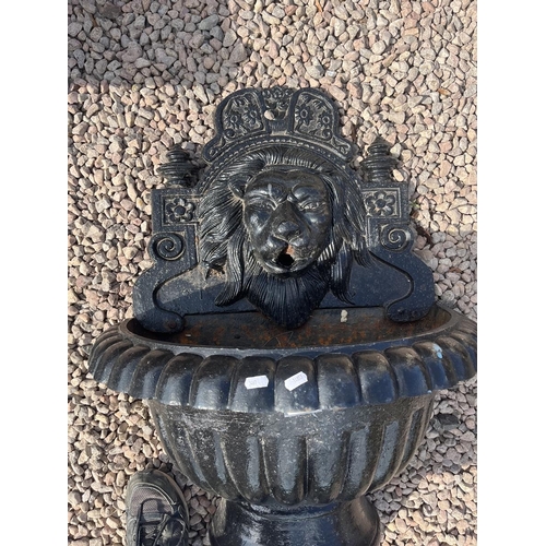 241 - Antique cast iron lion head fountain - Approx height: 117cm