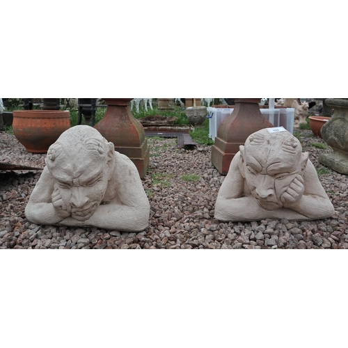 420 - Pair of stone gargoyle figures - Approx height: 30cm