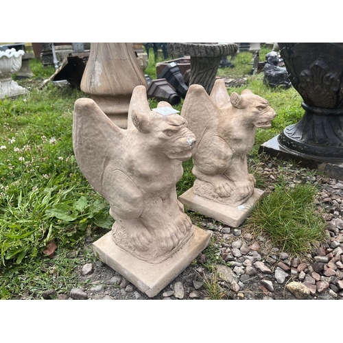 473 - Pair of stone gargoyle figures - Approx height: 36cm