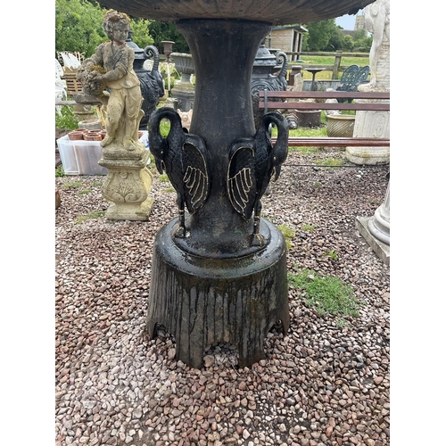 474 - Very large cast iron water fountain adorned with birds - Approx height: 250cm