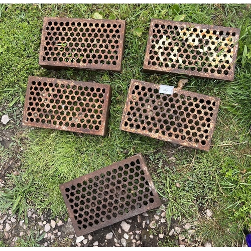 489 - 4 metal grates