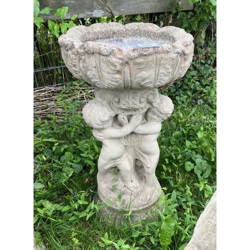 585 - Stone birdbath adorned with cherubs - Approx height: 55cm