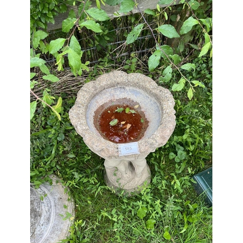 585 - Stone birdbath adorned with cherubs - Approx height: 55cm