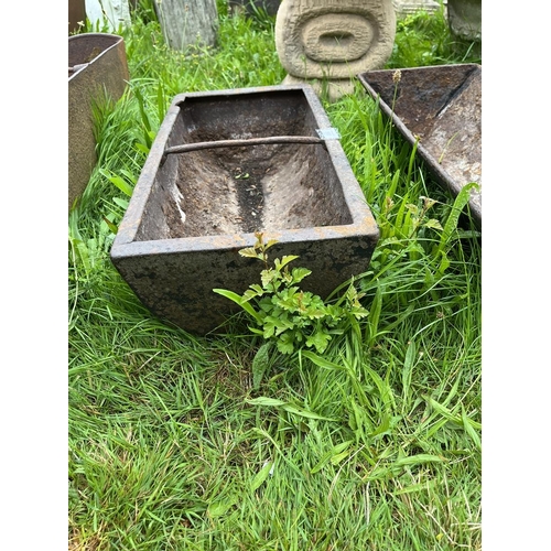 593 - Small antique cast iron feeding trough