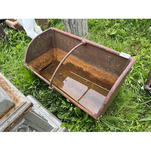 595 - Small antique cast iron feeding trough