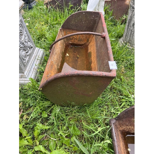 595 - Small antique cast iron feeding trough