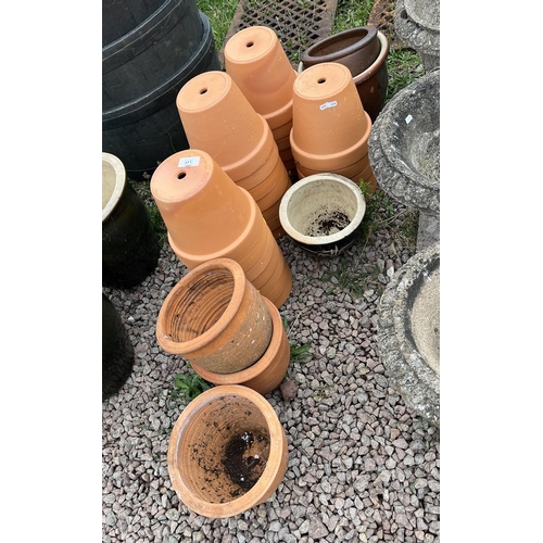 611 - Collection of terracotta planters