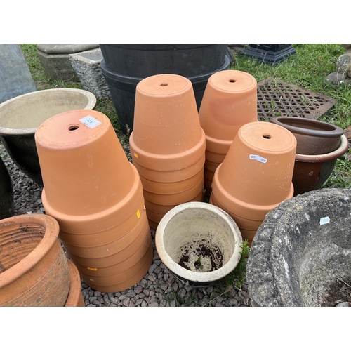 611 - Collection of terracotta planters