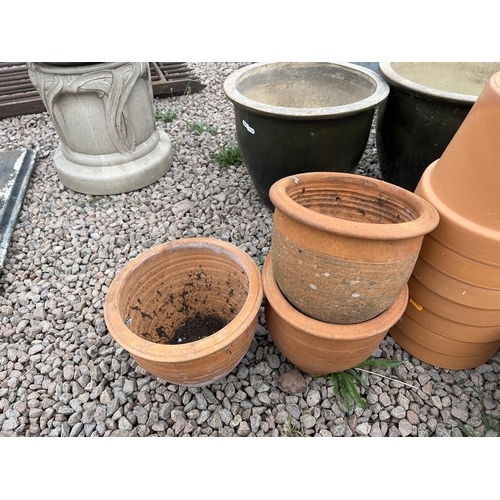 611 - Collection of terracotta planters