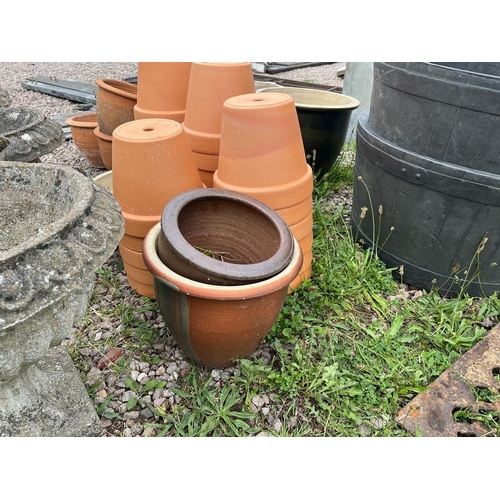 611 - Collection of terracotta planters