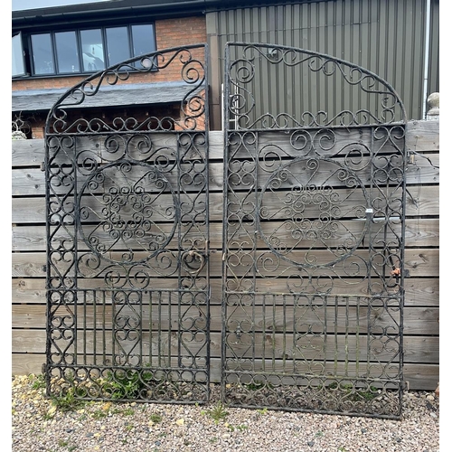 638 - Pair of large and impressive antique driveway gates - Approx width: 252cm