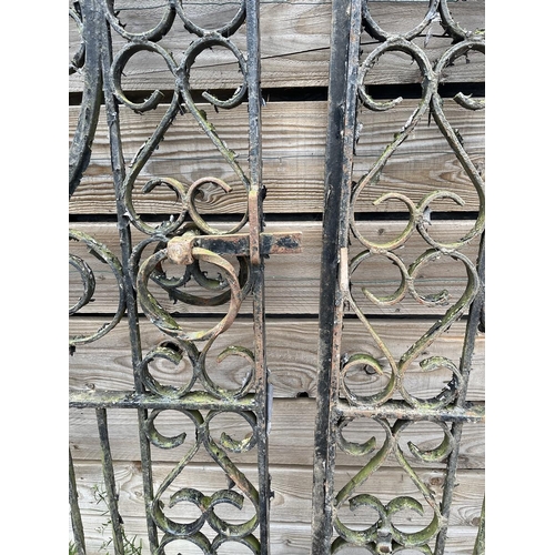 638 - Pair of large and impressive antique driveway gates - Approx width: 252cm