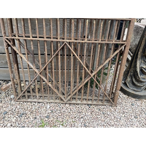 639 - Pair of heavy metal antique gates - Approx width: 250cm