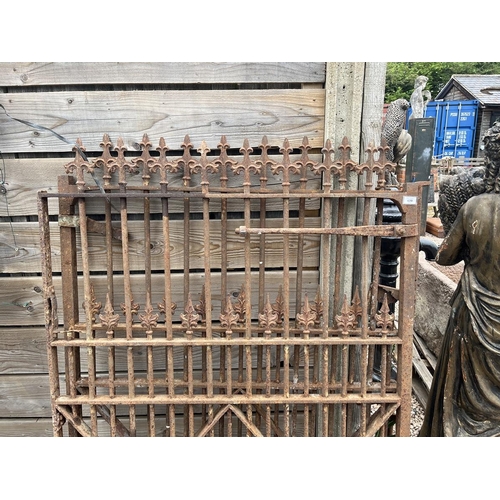 639 - Pair of heavy metal antique gates - Approx width: 250cm