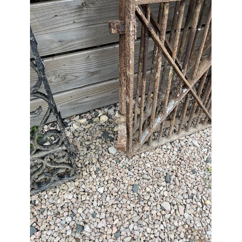 639 - Pair of heavy metal antique gates - Approx width: 250cm