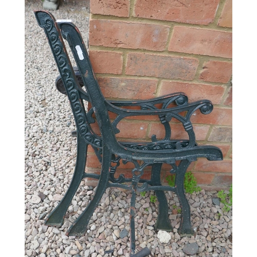 572 - Cast iron bench ends