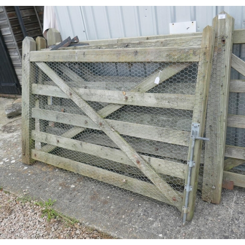 592 - Pair of 5 bar drive gates each approx 181cm wide