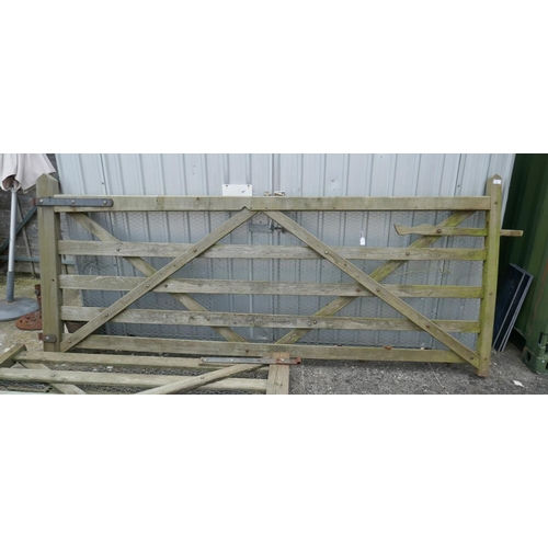 593 - Large 5 bar drive gate approx 305cm in length