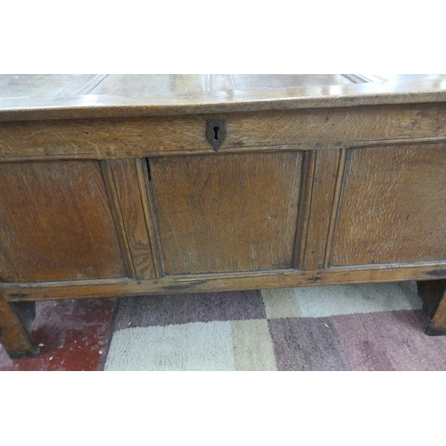 307 - 17thC oak coffer - Approx size: Width 126cm Depth 50cm Height 68cm