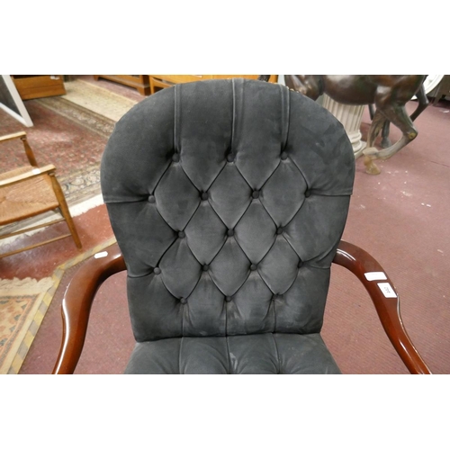 442 - Button back armchair