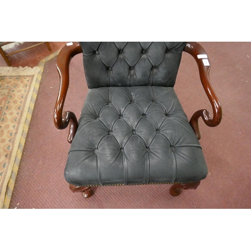 442 - Button back armchair