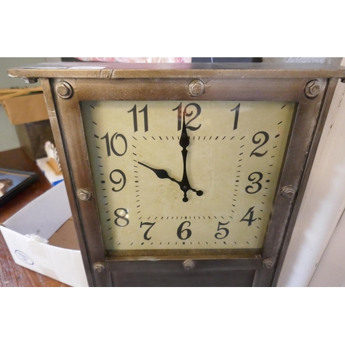 530 - Clock letter rack