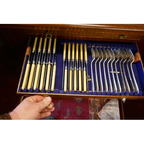 539 - Cutlery chest with 5 drawers of cutlery – Width 73cm, Depth 42cm, Height 94cm